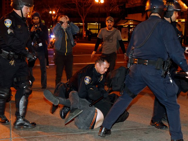 Выступления сторонников движения "Оккупируй Уолл-стрит", переросшие в Окленде в ночь на 29 января в беспорядки и стычки с полицией, закончились самыми массовыми арестами в истории этого города на севере штата Калифорния: более 400 человек