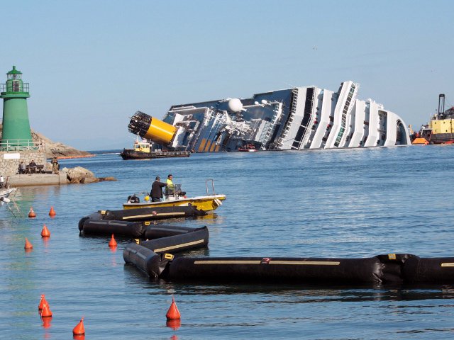 На устранение последствий кораблекрушения круизного лайнера Costa Concordia у берегов итальянского острова Джильо понадобится от семи до 10 месяцев