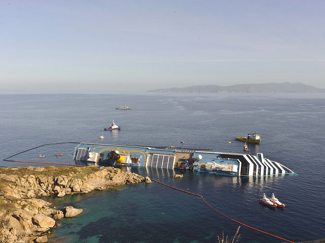Costa Concordia будут поднимать около года, главная задача - не допустить разлива топлива