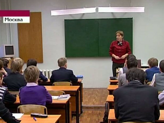 В московские школы начало поступать распоряжение, согласно которому учебные заведения должны отправлять определенное количество своих сотрудников на митинг в поддержку премьер-министра Владимира Путина