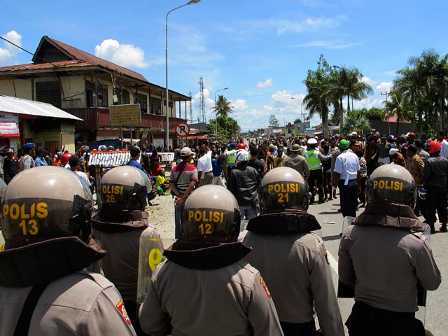 Мирная акция за независимость территории Папуа от Индонезии состоялась 19 октября 2011 года, в ней участвовали около пяти тысяч человек. Демонстрация была жестко разогнана полицией. Трое участников акции погибли, сотни были задержаны