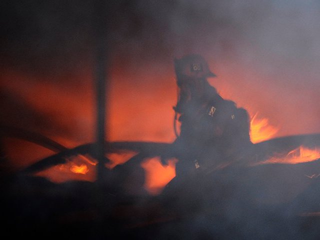 Около 12:00 пополудни по местному времени брандмейстерам удалось локализовать пожар в районе поселка Новобурейский Амурской области, образовавшийся в результате схода состава с нефтью с рельсов