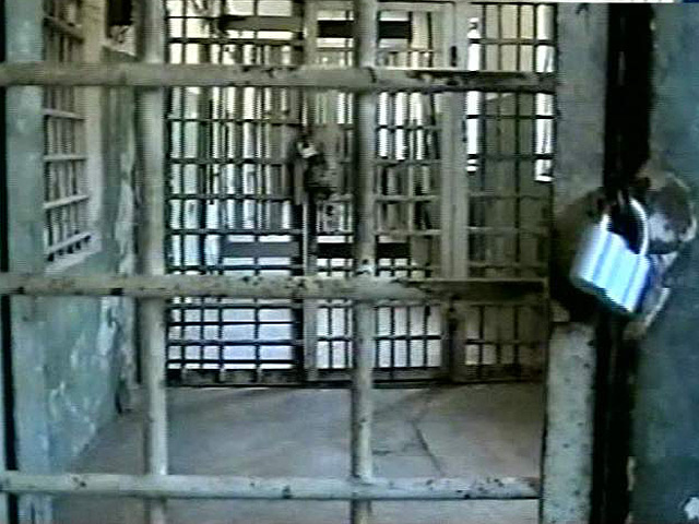 Верховный суд Дагестана в понедельник приговорил к пожизненному сроку заключения жителя Чечни Мансура Ражаева, участвовавшего в жестокой казни шестерых военнослужащих в сентябре 1999 года в селе Тухчар Новолакского района Дагестана
