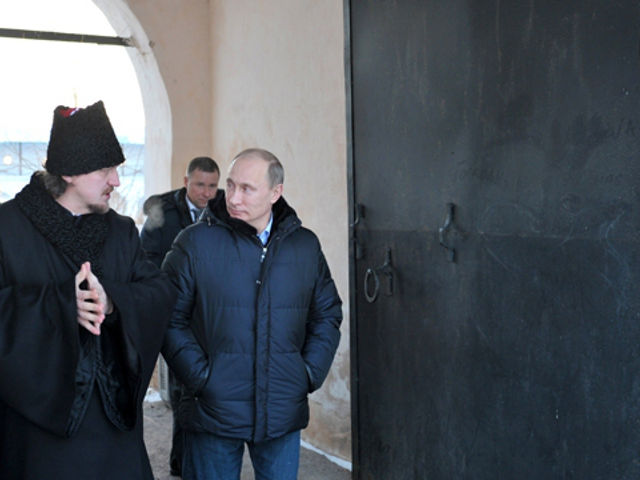 У входа в монастырь Путина встретил настоятель обители архимандрит Евфимий, который проводил премьера в Успенский собор, где хранится чудотворная икона