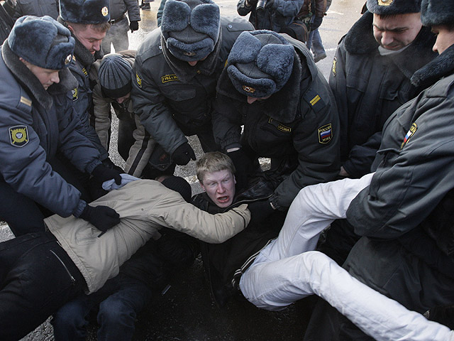 Полиция не позволила активистам оппозиции провести во вторник на Триумфальной площади Москвы очередную несанкционированную властями акцию в защиту 31-й статьи Конституции