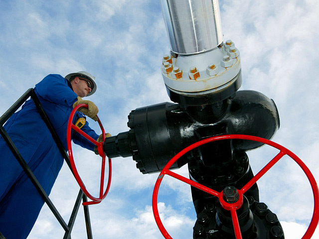 По газопроводу "Ямал-Европа", по которому газ из России через Белоруссию и Польшу поступает в Германию, поставки газа уменьшились на 10%, а Италии урезано примерно 8%