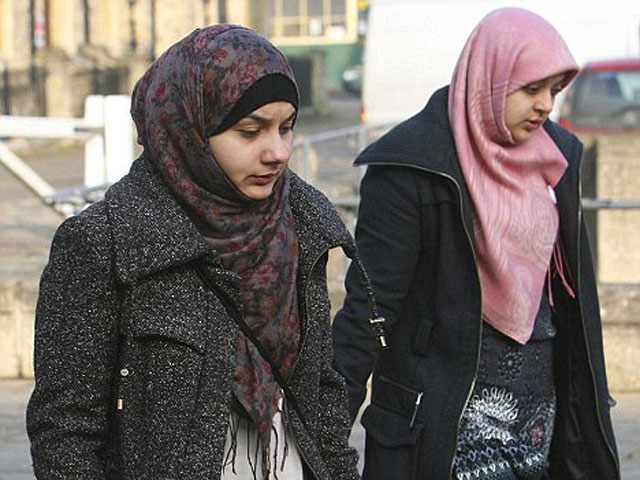 Перед судом предстали 25-летняя Надия и 29-летняя Назира Актар. Также обвинения предъявлены и их брату, 24-летнему Каюму Мухаммеду-Абдулу