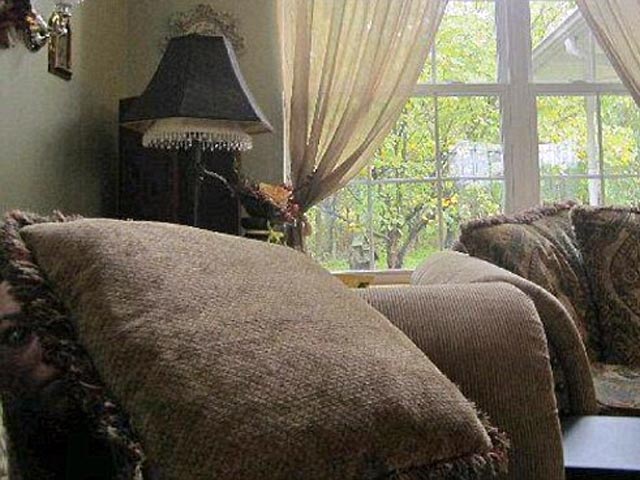 Среди англоязычных пользователей социальных сетей Facebook и Twitter стремительно распространятся фото замаскированного "демона" за диваном, пишет газета The Daily Mail