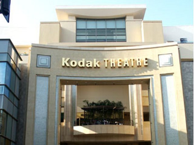 Голливудский театр Kodak, где 11 лет подряд проводится церемония вручения кинопремий "Оскар", должен быть переименован. С таким требованием обратился в суд до недавнего времени крупнейший в мире производитель фотоаппаратов и фотопленки Kodak