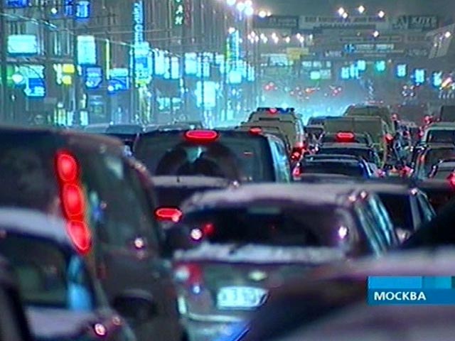 Загруженность московских дорог в четверг вечером превзошла самые худшие опасения водителей: как передает "Интерфакс", впервые с начала этого года, по данным "Яндекс.Пробки" на 19:11 мск, дорожная ситуация оценивалась на 10 баллов из 10