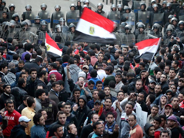 Тысячи человек решили почтить память погибших и пришли на площадь Тахрир  
