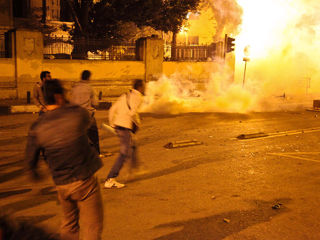 В пятницу в ходе столкновения демонстрантов с полицией в городе Суэц на северо-востоке Египта, погибли два человека, 15 ранены