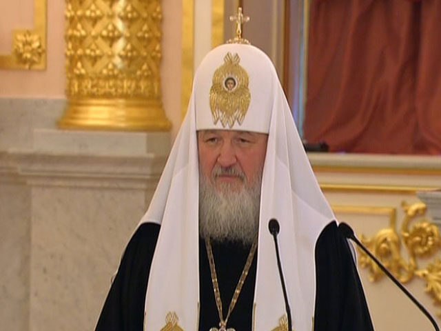 Патриарх Кирилл призывает защитить российское общество от "вирусов" Интернета