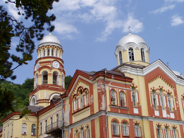 столице Абхазии состоялся сход православных граждан   республики в поддержку действий по восстановлению независимой абхазской  православной церкви