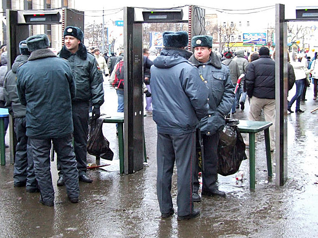 К месту начала проведения шествия оппозиции "За честные выборы" на Большой Якиманке стянуты дополнительные силы полиции. Там эвакуируют автомобили и устанавливают металлоискатели