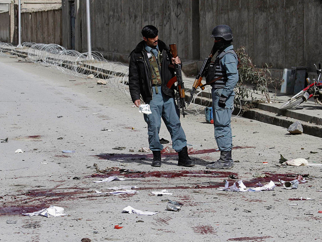 Не менее семи человек погибли в результате взрыва заложенной в автомашине бомбы, который произошел в воскресенье около входа в полицейский участок в городе Кандагар