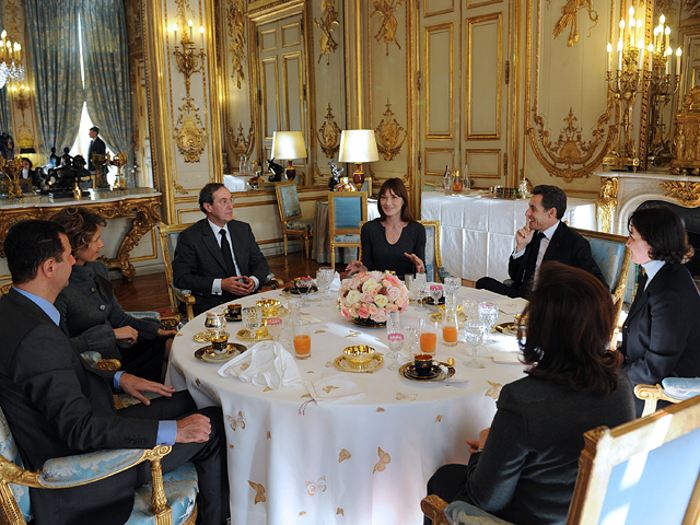 Внушительную сумму в 15 тысяч долларов ежедневно тратит Елисейский дворец на еду и напитки для президента Франции Николя Саркози