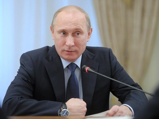 Премьер РФ, кандидат в президенты Владимир Путин предлагает шире использовать механизмы прямых выборов и референдумов на муниципальном и районном уровне