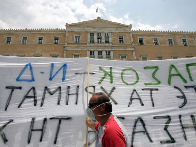 Провести во вторник всеобщую 24-часовую забастовку в знак протеста против принятия правительством нового пакета мер жестокой экономии призвали соотечественников два крупнейших профсоюзных объединения Греции