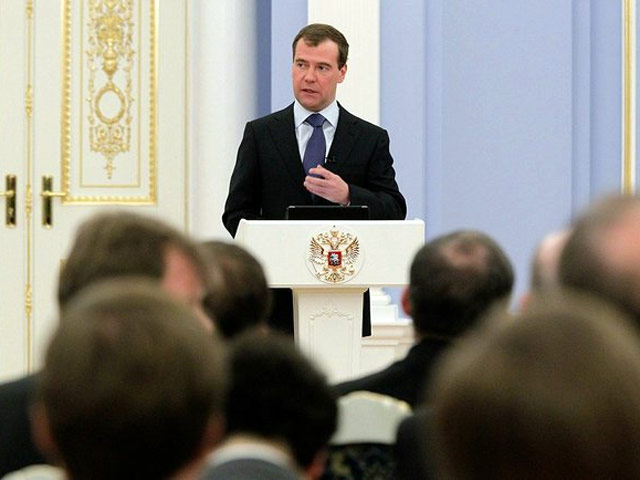 Президент РФ Дмитрий Медведев на встрече в понедельник со своими сторонниками в Горках заявил, что в системе назначения губернаторов из Кремля больше минусов, чем плюсов и предложил подумать над тем, чтобы ограничить пребывание на посту губернатора двумя 