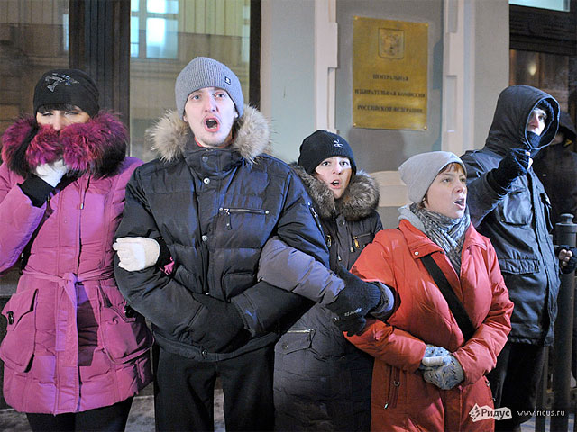 Полицейские задержали нескольких активистов несистемной оппозиции, попытавшихся провести несанкционированный властями Москвы пикет напротив здания Центризбиркома РФ во вторник
