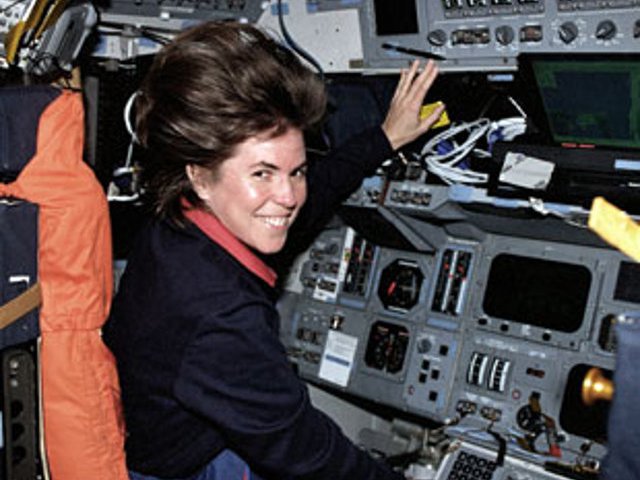 В США в возрасте 55 лет скончалась астронавт NASA Дженис Восс. Она была одной из шести женщин в мире, побывавших в космосе 5 раз, в том числе в ходе полета американского космического корабля Discovery к российской станции "Мир" в 1995 году