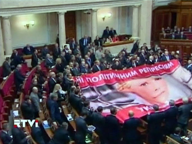 Верховная Рада Украины в среду повторно отклонила законопроект о декриминализации 365 статьи Уголовного кодекса (превышение полномочий), по которой в октябре прошлого года была осуждена экс-премьер страны Юлия Тимошенко