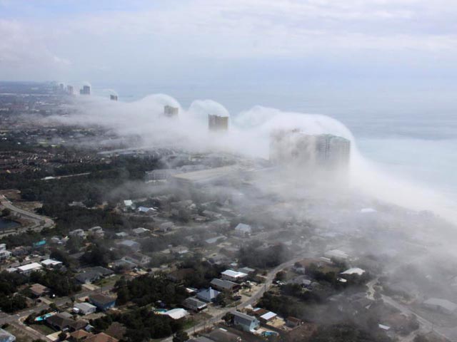 На снимках, сделанных 5 февраля и выложенных в Facebook, изображено побережье Панама-Сити с многоэтажными домами, расположенными почти у самой кромки воды