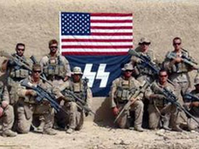 Американские военнослужащие в Афганистане вновь оказались в центре громкого скандала: позировали на фотографии с флагом, на котором можно узнать символику подразделения фашистских войск СС
