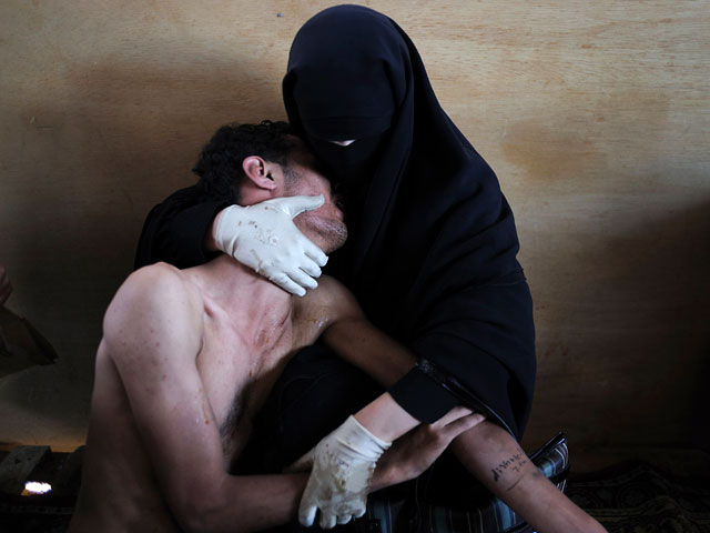 "Фотографией года-2011" по версии World Press Photo стала работа испанского фотографа Самуэля Аранда, сделанная во время вооруженных столкновений в Йемене. На фотографии изображена женщина, держащая на руках раненого родственника