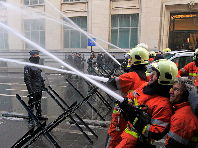 Бельгийские пожарные протестовали в пятницу в Брюсселе против предложенной федеральным правительством пенсионной реформы