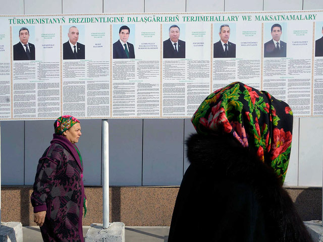 Туркмены выстраиваются в очереди, чтобы проголосовать на президентских выборах 