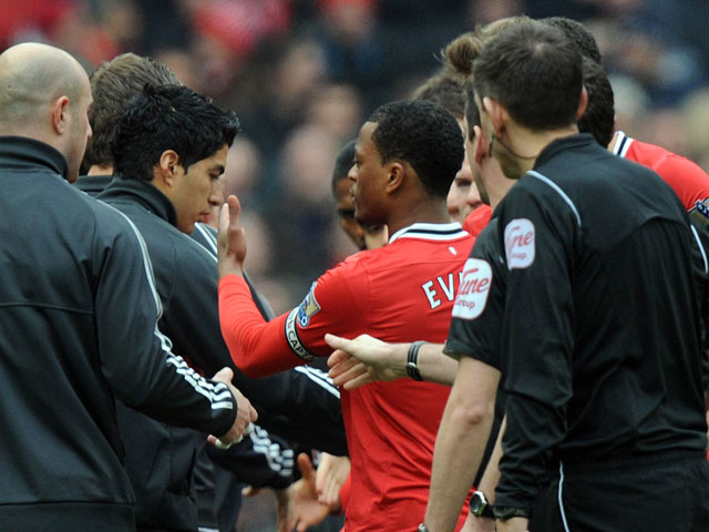 Нападающий "Ливерпуля" Луис Суарес отказался пожать руку защитнику "Манчестер Юнайтед" Патрису Эвра перед матчем 25-го тура чемпионата Англии