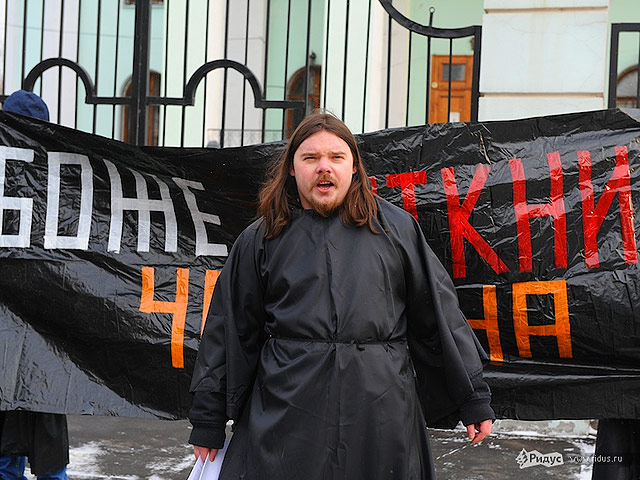 В Москве накануне пошла арт-акция группы "Мы стали более лучше" у резиденции протоиерея Всеволода Чаплина