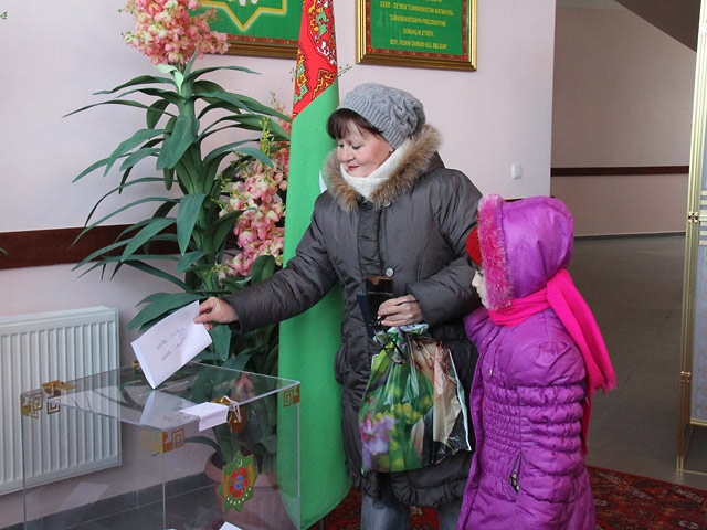 Туркмения в воскресенье выбирает президента, и ЦИК рапортует об образцовых выборах: к 18 часам местного времени проголосовали 92,82 % избирателей от списочного состава
