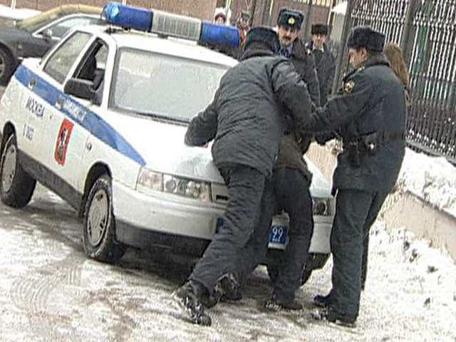 В Москве полицейские задержали злоумышленника после погони со стрельбой. Преступник пытался скрыться на иномарке и при этом совершил несколько мелких аварий