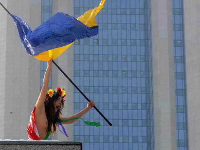 Активистки украинского женского движения FEMEN отличились новой зрелишной акцией в своем традиционном стиле: на этот раз девушки провели топлес-акцию возле штаб-квартиры ОАО "Газпром" в Москве 