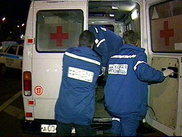 Источник в правоохранительных органах уточнил агентству, что из-за взрыва некоего пиротехнического изделия москвич потерял несколько пальцев, его везут в больницу