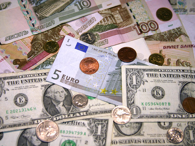 Доллар поднялся на 20 копеек, евро потерял 6