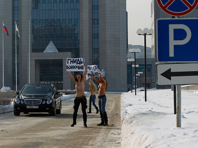 Одна из участниц движения FEMEN, которые в понедельник устроили яркую топлес-акцию возле штаб-квартиры компании "Газпром" в Москве, в последствии задержанная столичной полицией, отпущена на свободу