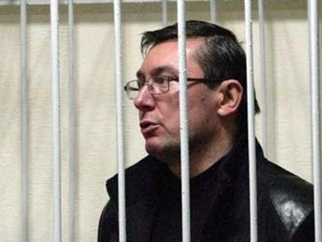 Экс-министру внутренних дел Украины Юрию Луценко может грозить наказание в виде четырех с половиной лет лишения свободы. Об этом попросила в ходе судебных дебатов сторона обвинения