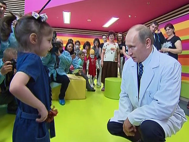 Путин пришел к больным детям в компании Хаматовой