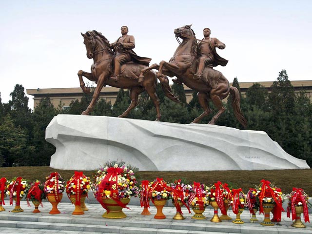 Шестиметровая статуя изображает его верхом на коне рядом с другим наездником - его отцом Ким Ир Сеном. Обе фигуры, установленные на гранитном постаменте, были открыты в присутствии высшего военного и политического руководства КНДР