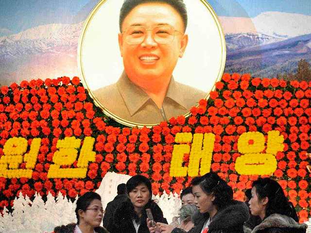 Инцидент произошел еще 14 февраля, но погибших до сих пор не хоронят - в стране празднуют юбилей покойного лидера Ким Чен Ира