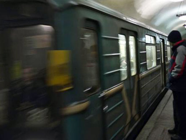  На станции "Полянка" Серпуховско-Тимирязевской линии под поезд упал мужчина