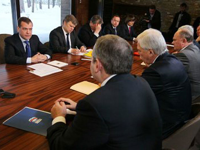 СМИ: Политическая реформа Медведева - косметический ремонт, выгодный только партии власти