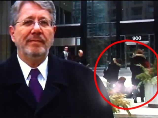 Во время съемки репортажа для новостной программы телекомпании CBC камера запечатлела курьезное (поскольку все закончилось без травм) падение бизнесвумен, вышедшей из здания офиса