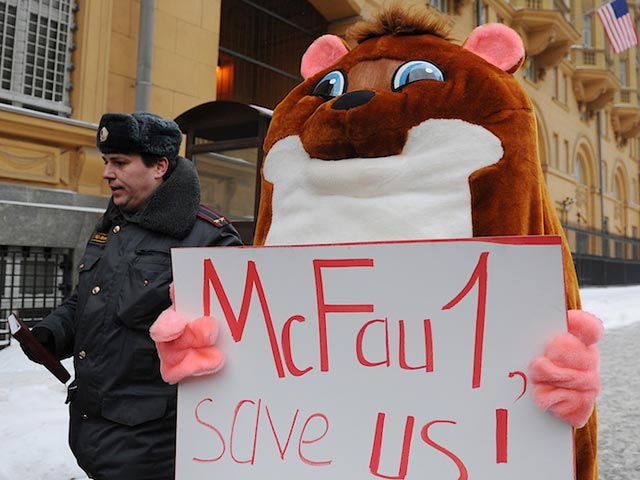"Хомяки" держали в руках плакаты с надписью McFaul, save us ("Макфол, спаси нас"), обращенные к новому послу США в РФ Майклу Макфолу. По словам участников акции, они пришли выразить недовольство проводимой США, по их мнению, антироссийской политикой