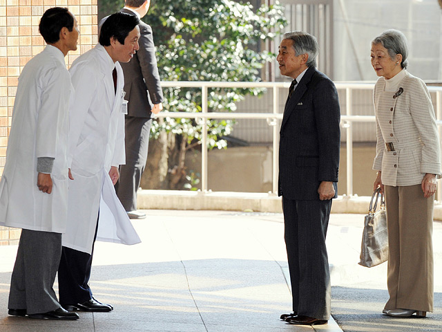 Плановая операция на сердце у императора Японии Акихито началась в больнице при Токийском университете, куда он поступил в пятницу, сообщило Управление императорского двора