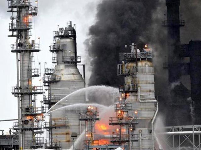 Крупный пожар произошел на нефтеперерабатывающем предприятии транснациональной компании ВР в штате Вашингтон на западе США. По предварительным данным, пострадавших нет. Порядка ста рабочих были своевременно эвакуированы